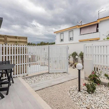 Guesthost - Pula Comfy Apartment W Private Parking Pula