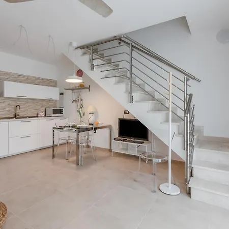 Guesthost - Pula Comfy Apartment W Private Parking *